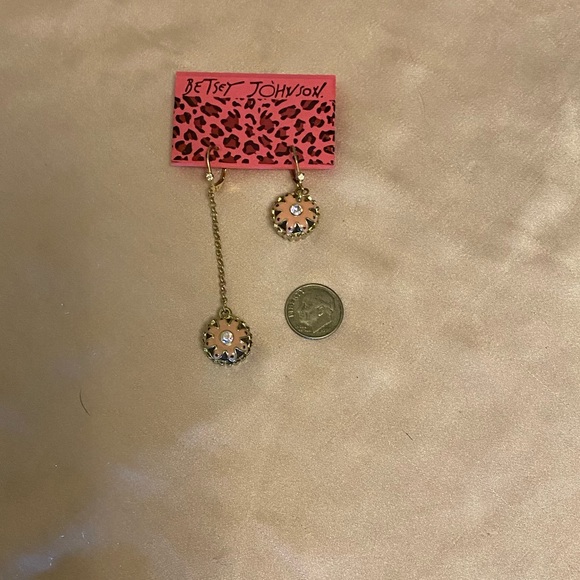 NWT Betsey Johnson asymmetrical cupcake earrings. - Picture 4 of 5